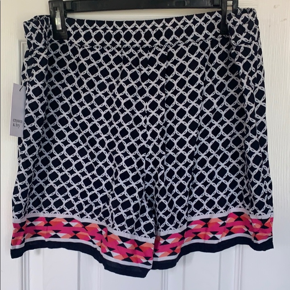 Ladies Crown and Ivy Shorts NWT Petite Large - Picture 2 of 2